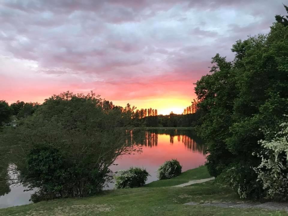 Hotel Restaurant La Dame Du Lac Monflanquin Zewnętrze zdjęcie